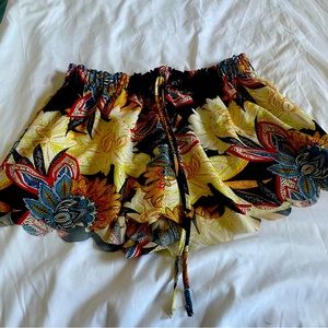 Worn once. Elastic waist; scalloped hem. 100% polyester. Size xl